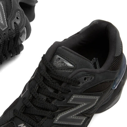 NB 9060 heel and collar detail with cushioned lining and black mesh upper