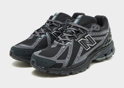 NB-1906r Laufschuh mit Zungenlabel, Schnürung und grauen Overlays