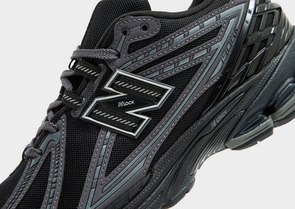 Seitenansicht NB-1906r: schwarzer Sneaker mit silbernen N-Logo-Details und Dämpfsohle