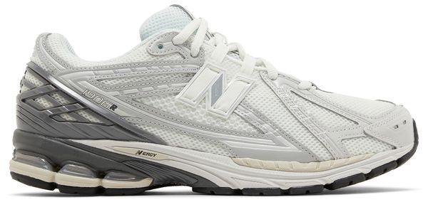NB 1906R Sneaker schräg vorn, weiß mit reflektierenden Details und dämpfender Sohle