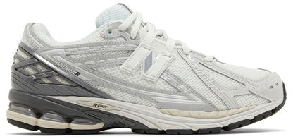 NB 1906R Sneaker schräg vorn, weiß mit reflektierenden Details und dämpfender Sohle