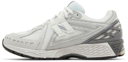 NB 1906R Sneaker seitlich, weiß/grau, mit N-Logo und gepolsterter Sohle