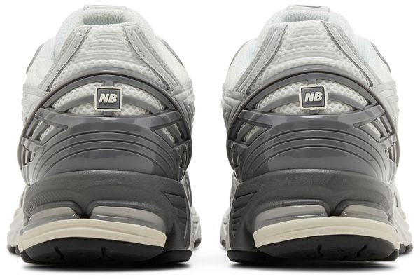 NB 1906R Sneaker Rückansicht mit NB-Label, gepolsterter Ferse und gedämpfter Sohle