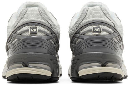 NB 1906R Sneaker Rückansicht mit NB-Label, gepolsterter Ferse und gedämpfter Sohle