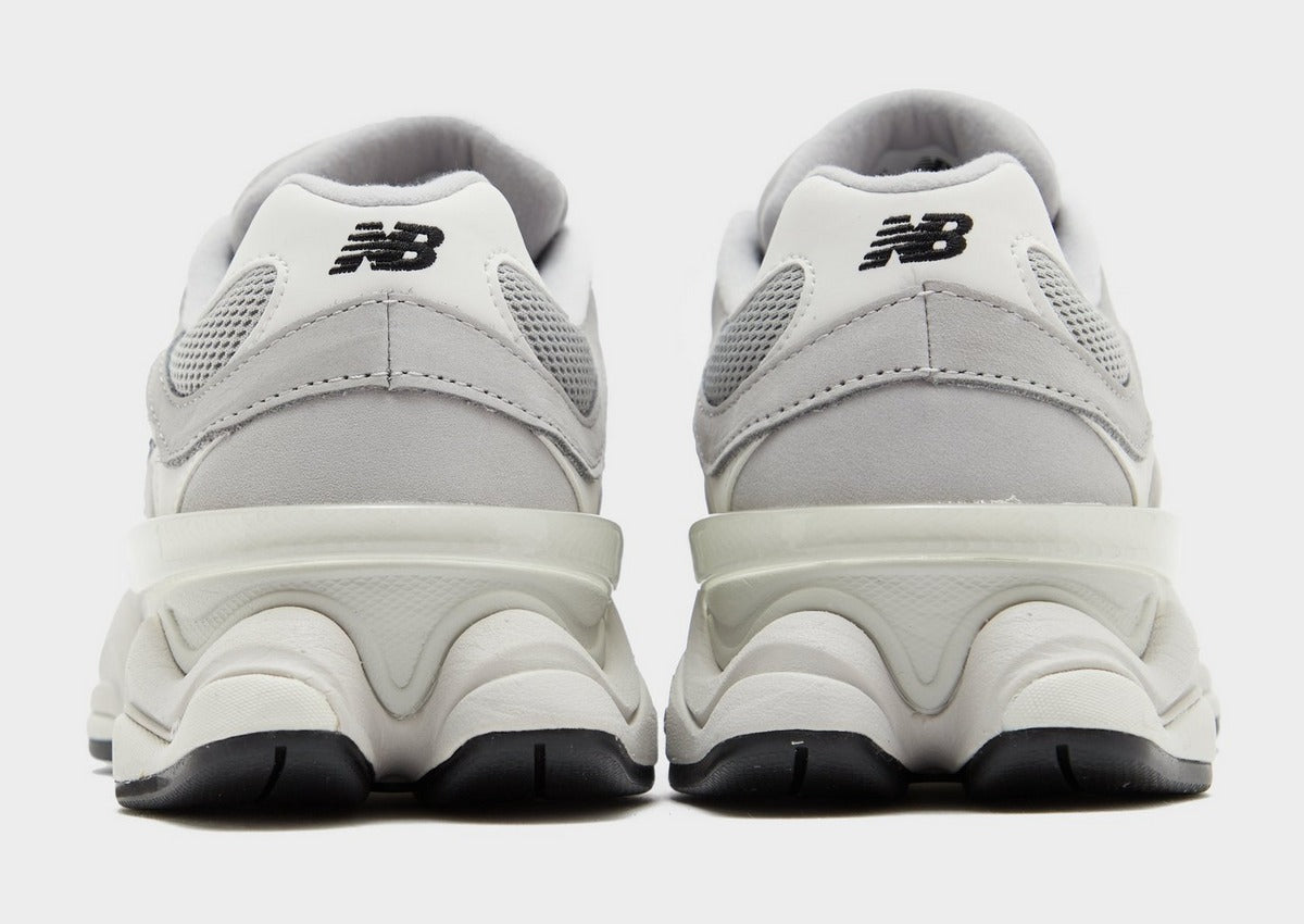 NB 9060 Damensneaker grau, Rückansicht mit Fersenlasche und stabiler Chunky-Sohle