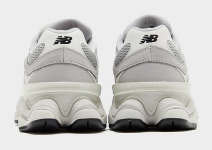 NB 9060 Damensneaker grau, Rückansicht mit Fersenlasche und stabiler Chunky-Sohle