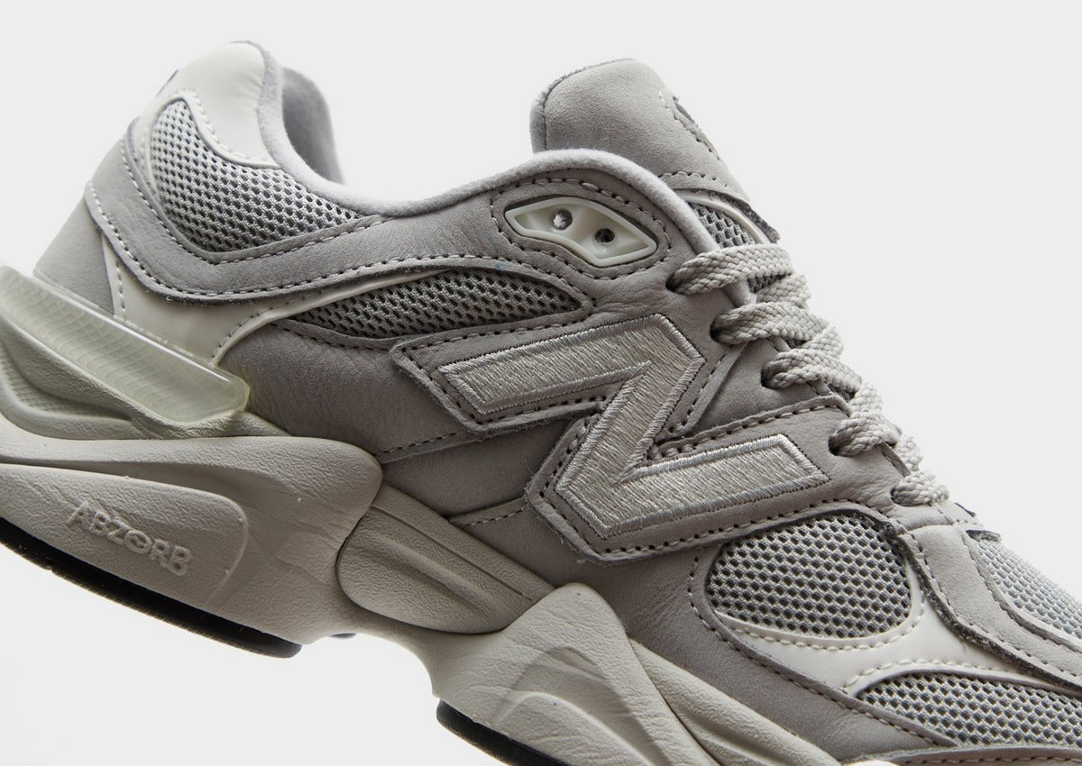 NB 9060 Damensneaker grau, Detailansicht mit Schnürsenkeln, Zungen-Patch und Mesh-Panel
