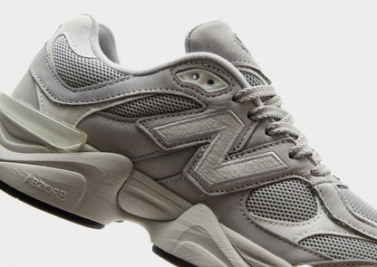 NB 9060 Damensneaker grau, Detailansicht mit Schnürsenkeln, Zungen-Patch und Mesh-Panel