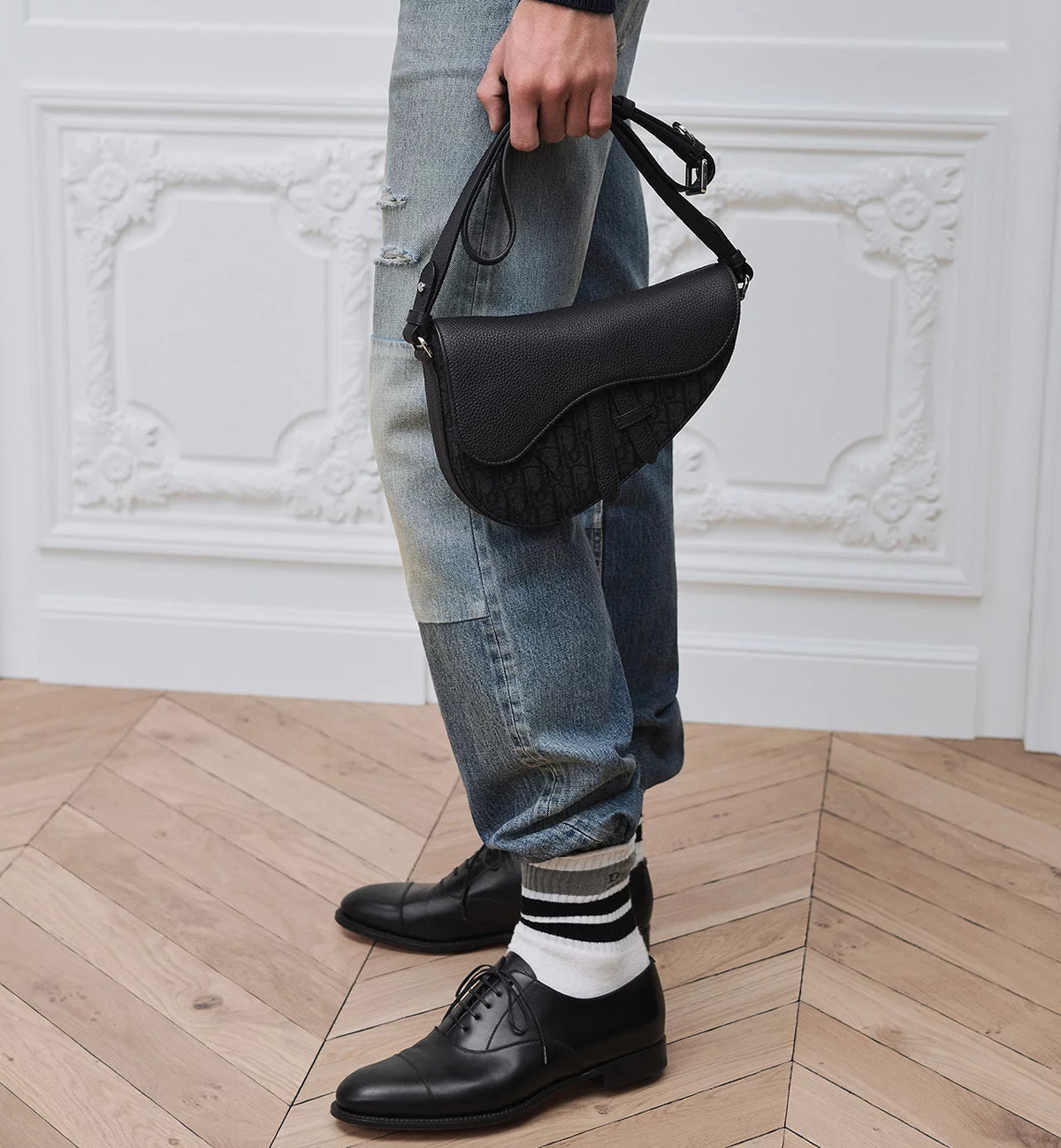 Schwarze Saddle Bag mit Klappe und breitem verstellbarem Schulterriemen