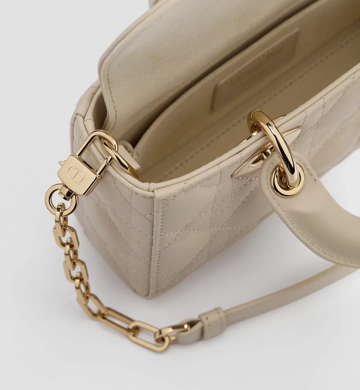 Naheaufnahme: Seitennaht und Verschlussbereich der Mini Lady D-Joy bag, cremefarben