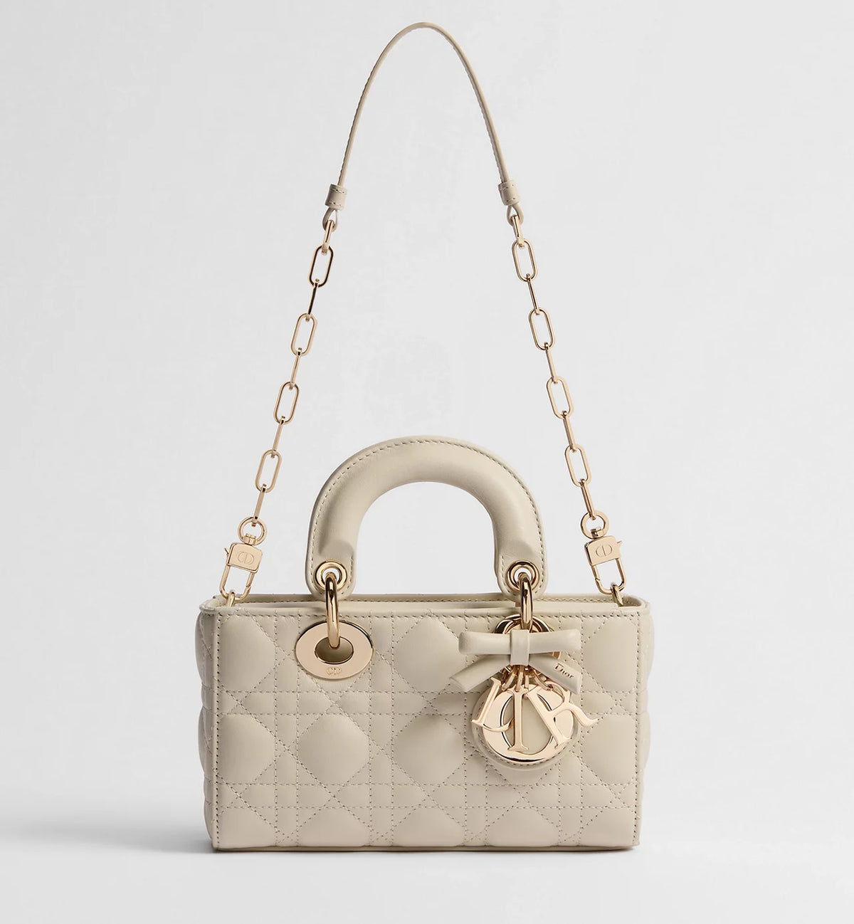 Mini Lady D-Joy bag, cremefarben, mit Kettenhenkeln und Logo-Anhänger