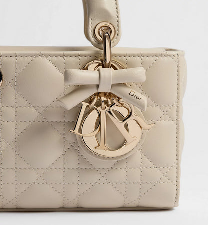 Mini Lady D-Joy bag: Dior-Logo Anhänger, Schleife und goldfarbene Metallbeschläge