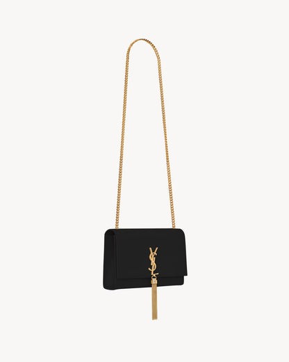 Sac KATE moyen cuir noir gaufré, rabat avec logo YSL, frange dorée