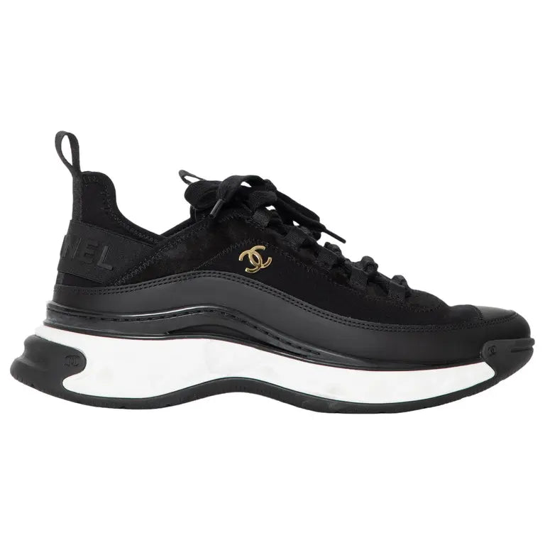 Chanel Wildleder Sneaker, schwarz, Schnürsenkel, dicke Sohle mit Kontrastkante