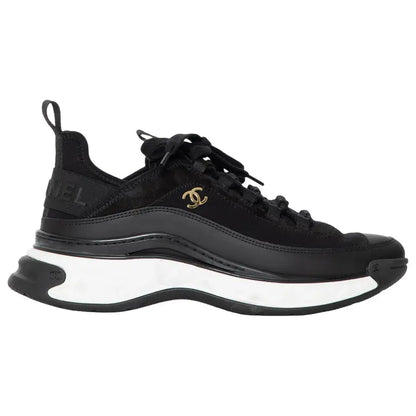 Chanel Wildleder Sneaker, schwarz, Schnürsenkel, dicke Sohle mit Kontrastkante