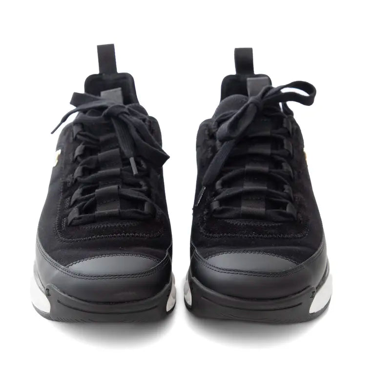 Schwarze Sneaker von hinten, Schnürung mit zwei Zugschlaufen und gepolsterter Ferse