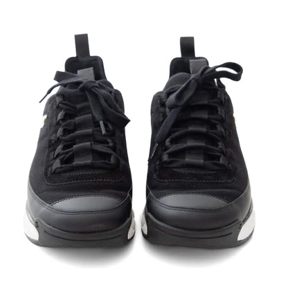 Schwarze Sneaker von hinten, Schnürung mit zwei Zugschlaufen und gepolsterter Ferse