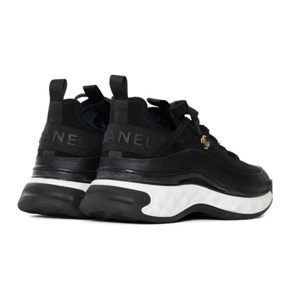 Schwarzer Sneaker mit Schriftzug „CHANEL“ am Fersenriemen und profilierter Sohle