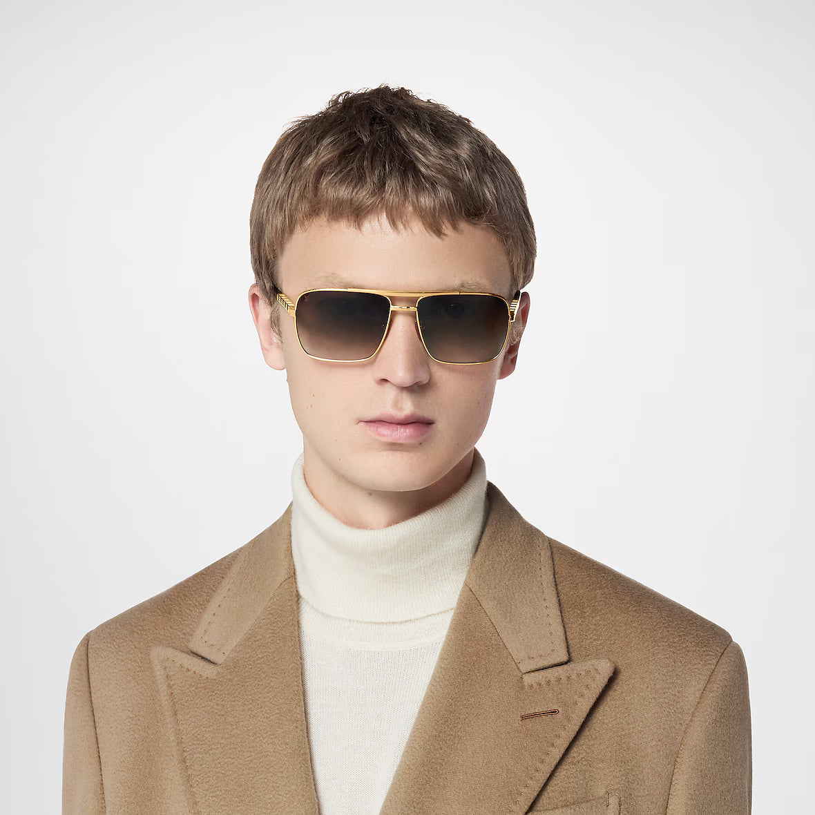Attitude Sonnenbrille am Modell: goldfarbener Rahmen mit dunkelbraunen getönten Gläsern