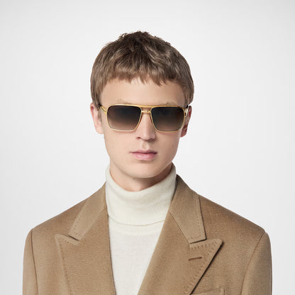 Attitude Sonnenbrille am Modell: goldfarbener Rahmen mit dunkelbraunen getönten Gläsern