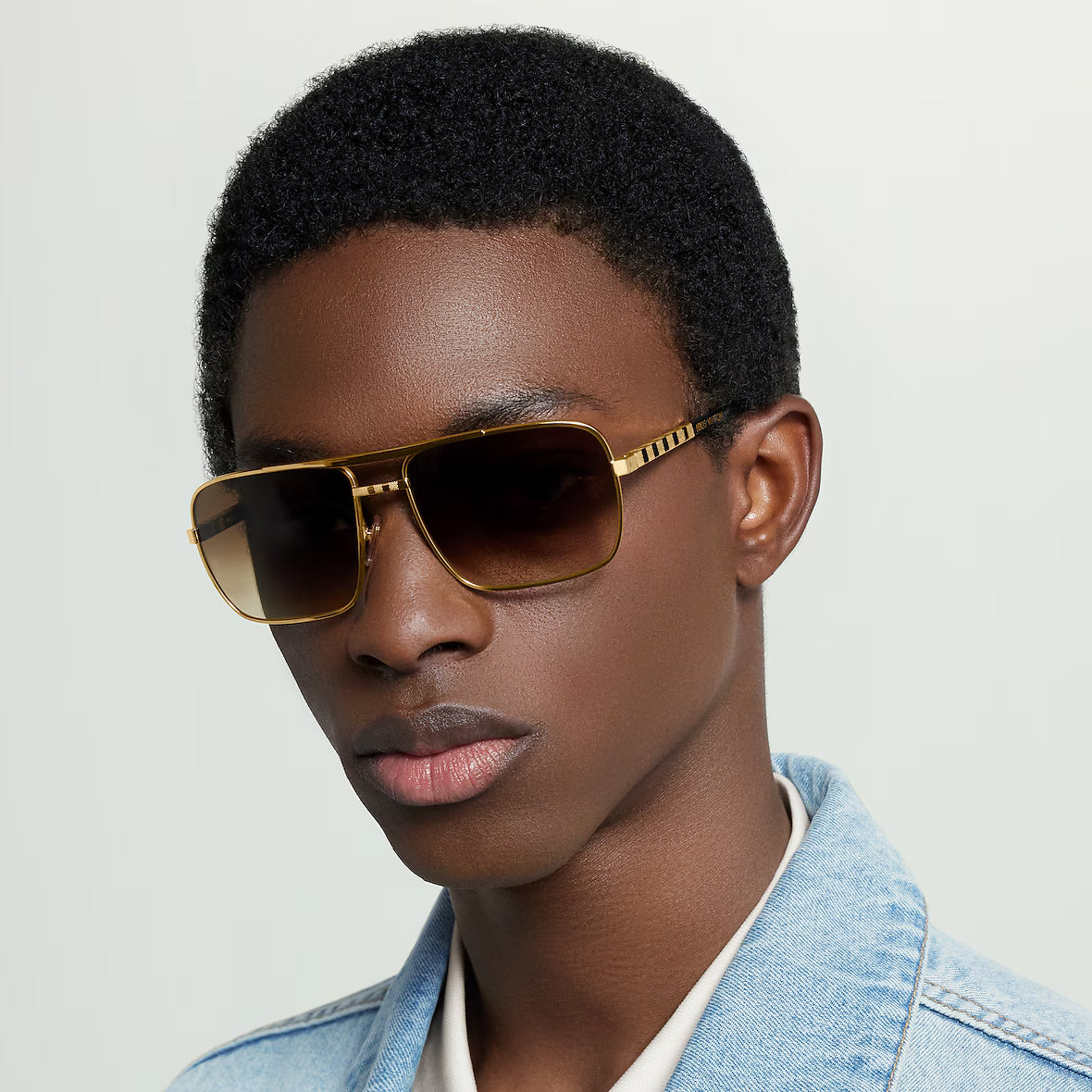 Attitude Sonnenbrille: goldfarbener eckiger Rahmen, dunkelbraune getönte Gläser