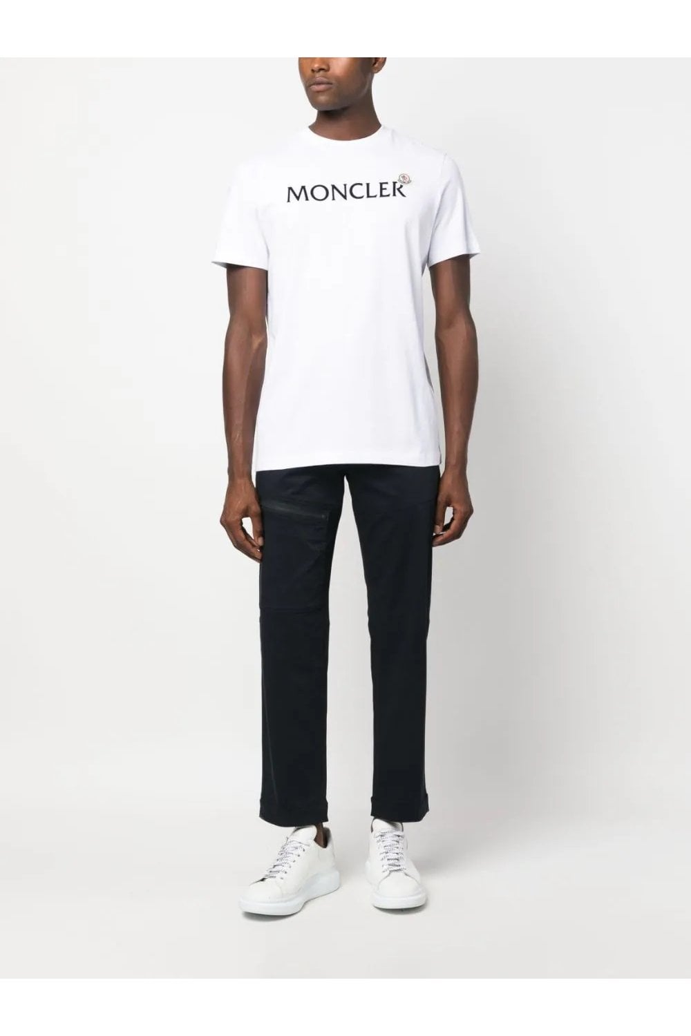 Weißes Baumwoll-T-Shirt mit MONCLER-Logo, kurze Ärmel, am Modell getragen