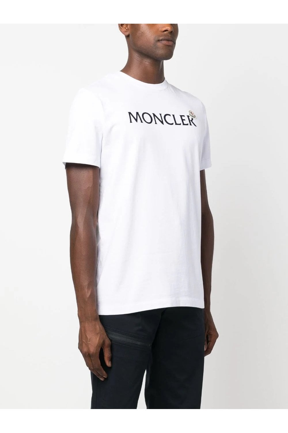 Vorderansicht: weißes Baumwoll-T-Shirt mit MONCLER-Schriftzug