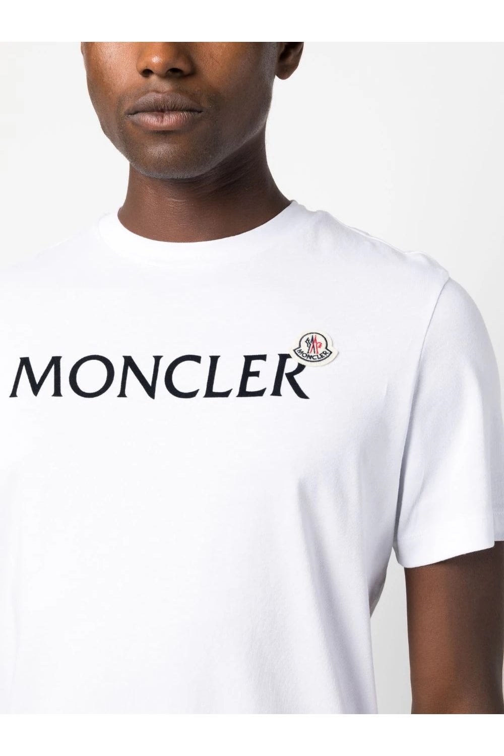 Detail: MONCLER-Schriftzug mit Logo-Patch auf weißem T-Shirt