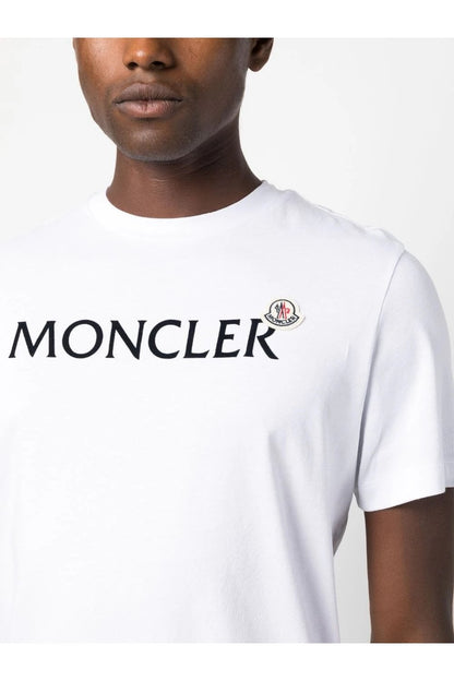 Detail: MONCLER-Schriftzug mit Logo-Patch auf weißem T-Shirt