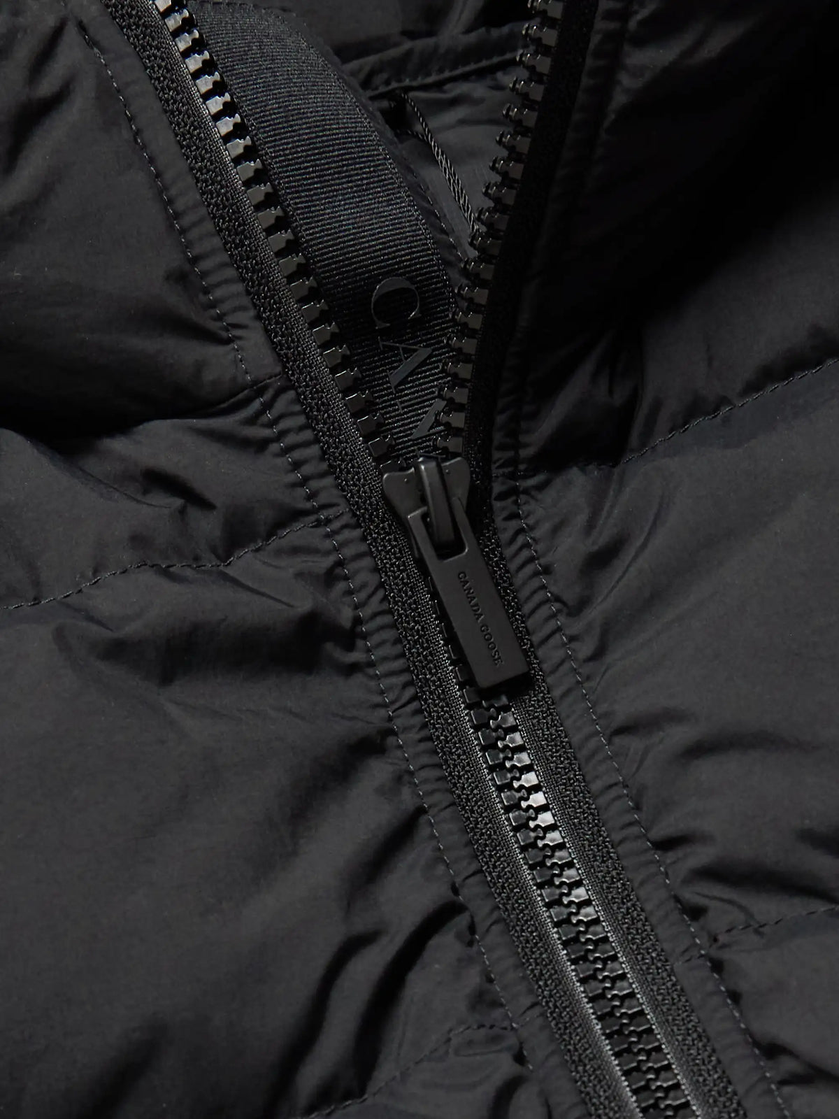 Schwarzer Reißverschluss an Crofton Steppweste, Zipper und Naht im Detail